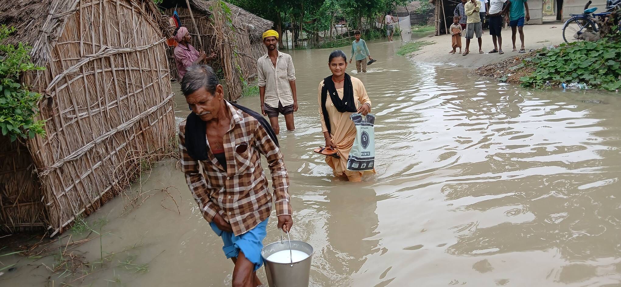बाढ़ से घरों में पानी भर गया। क्षेत्र के हालात कुछ इस तरह नजर आए। संवाद