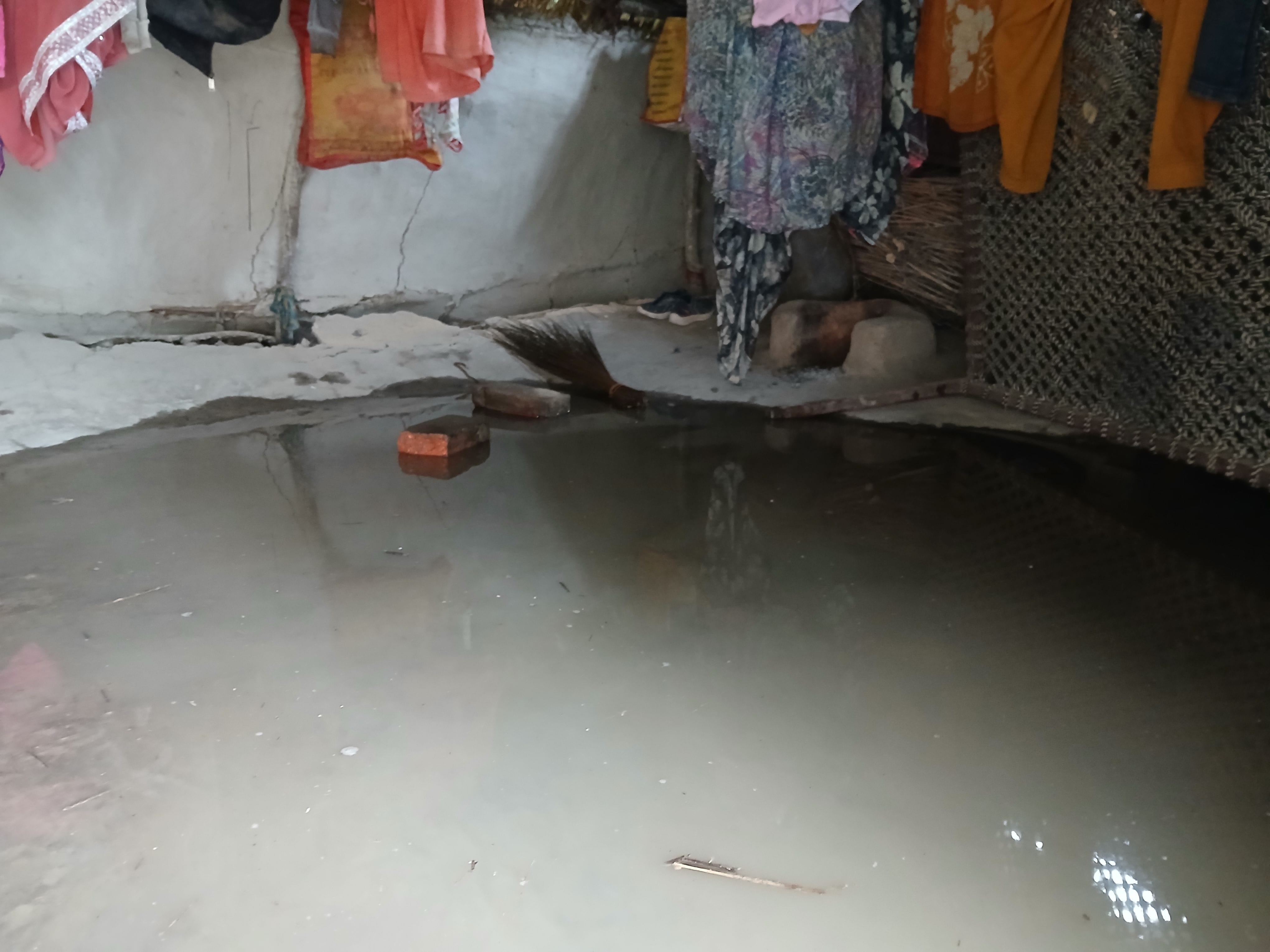 बाढ़ से घरों में पानी भर गया। क्षेत्र के हालात कुछ इस तरह नजर आए। संवाद