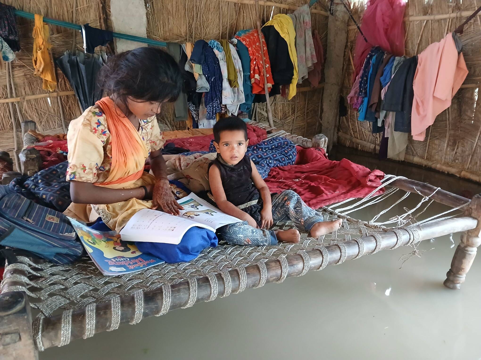 बाढ़ से घरों में पानी भर गया। क्षेत्र के हालात कुछ इस तरह नजर आए। संवाद