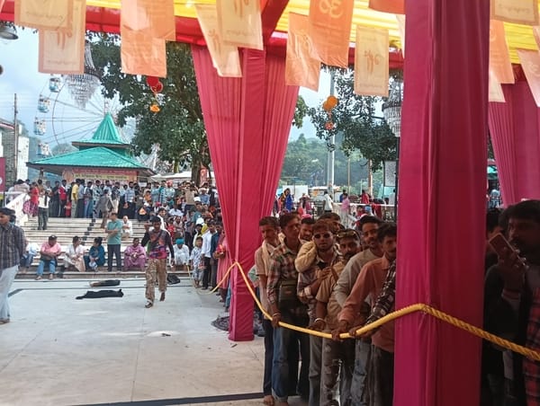 चामुंडा माता मंदिर में मंगलवार का उमड़ी श्रद्धालुओं की भीड़। संवाद चामुंडा माता मंदिर में मंगलवार का उमड़ी श्रद्धालुओं की भीड़। संवाद