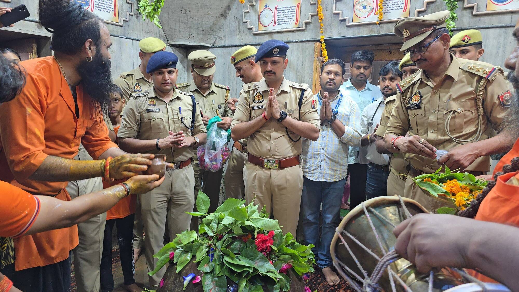 फोटो -13- भगवान के दर्शन करने के लिए कतार में लगी महिलाए। संवाद