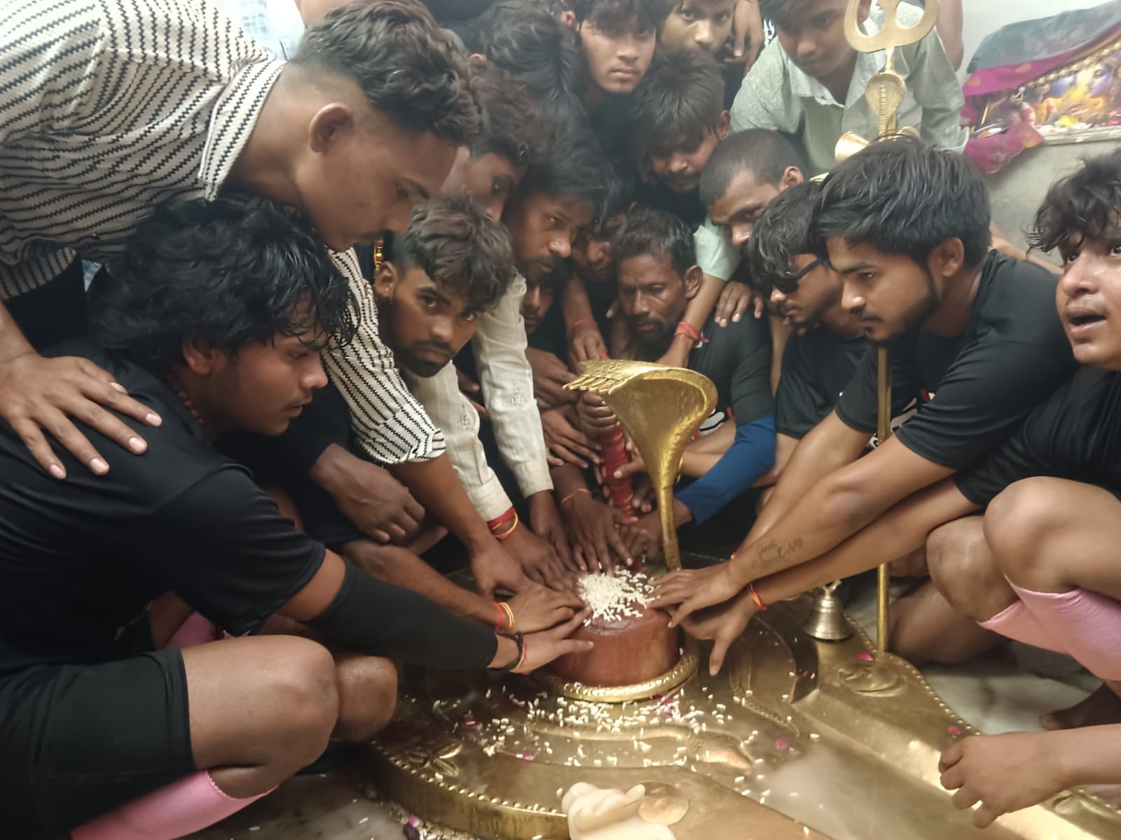 फोटो -13- भगवान के दर्शन करने के लिए कतार में लगी महिलाए। संवाद