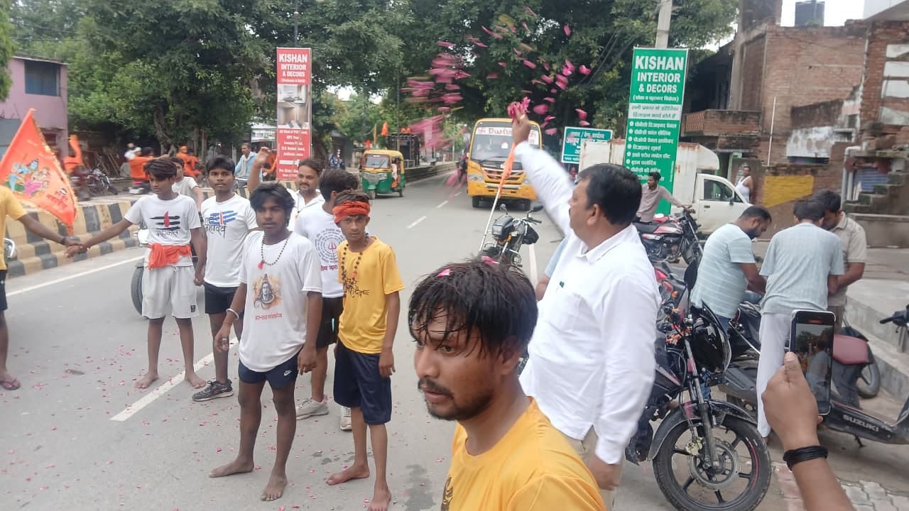 फोटो -13- भगवान के दर्शन करने के लिए कतार में लगी महिलाए। संवाद