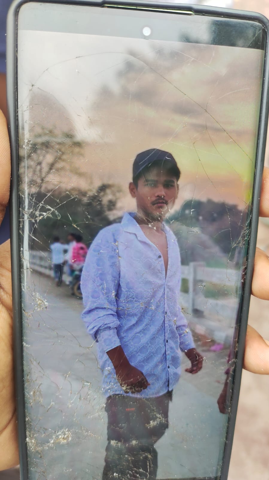 फोटो-15 पांचाल घाट पर गंगा में डूबे लोगों को तलाश करते एनडीआरएफ के जवान। संवाद