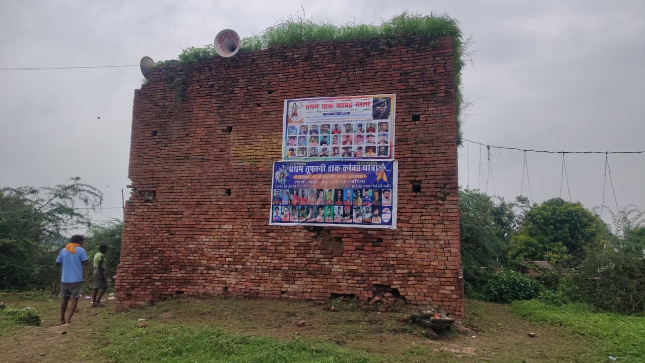 फोटो -18- मंदिर में रखी खंडित मूर्तियों की पूजा करते लोग। संवाद