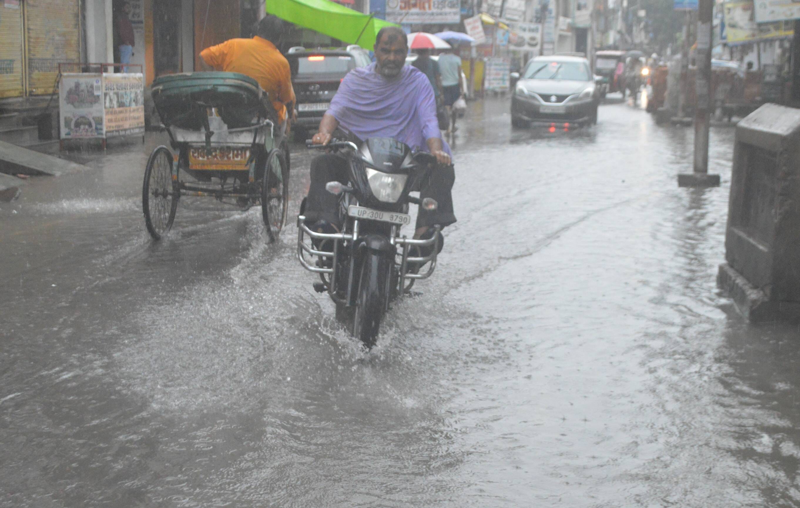 फोटो 23: हरियावां ब्लाॅक कार्यालय से डाकघर जाने वाली सड़क पर बारिश का पानी। संवाद फोटो 23: हरियावां ब्लाॅक कार्यालय से डाकघर जाने वाली सड़क पर बारिश का पानी। संवाद