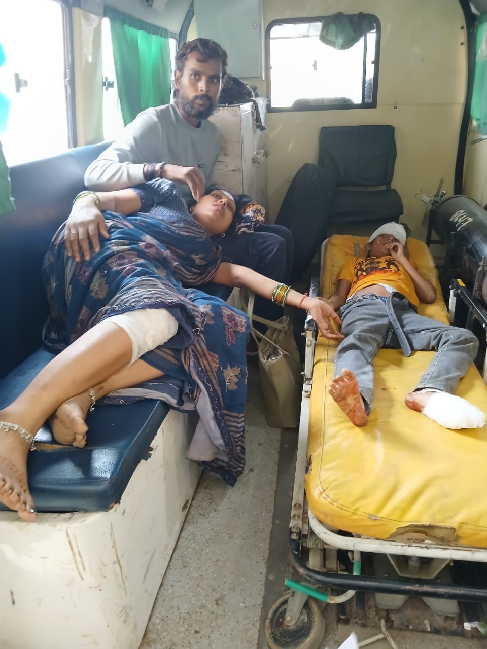 फोटो-30- पेड़ से टकराई प्राइवेट बस और मौके पर मौजूद पुलिस बल व स्थानीय। संवाद फोटो-30- पेड़ से टकराई प्राइवेट बस और मौके पर मौजूद पुलिस बल व स्थानीय। संवाद