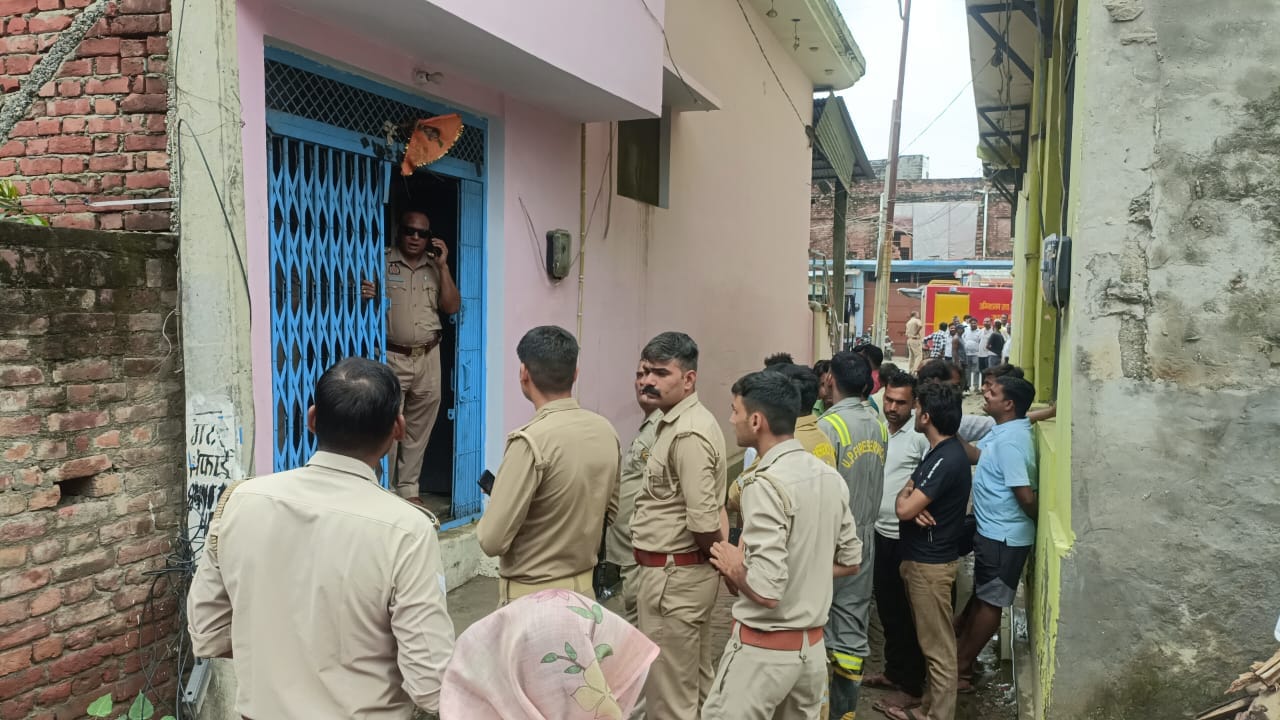 फोटो 41 कासगंज के पवसरा में बच्चे को कमरे में कैद करने की सूचना के बाद मौके पर पहुंची पुलिस पूछ