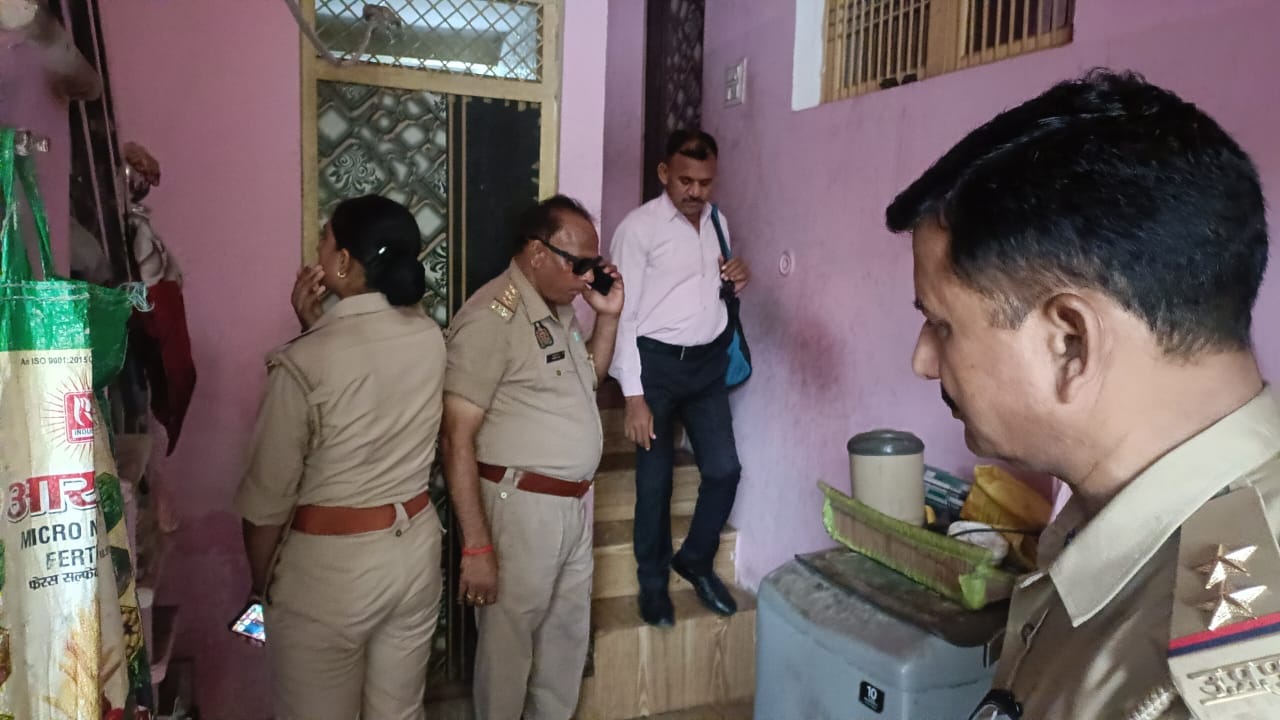 फोटो 41 कासगंज के पवसरा में बच्चे को कमरे में कैद करने की सूचना के बाद मौके पर पहुंची पुलिस पूछ