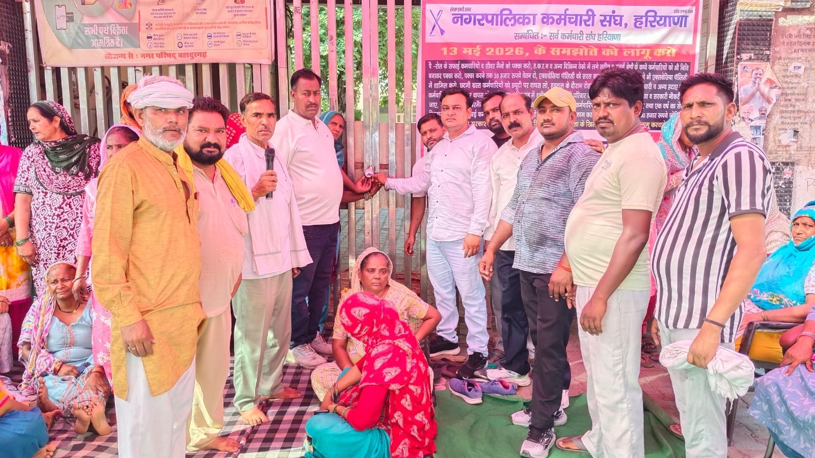 फोटो-56: सिविल अस्पताल के बाद सड़क किनारे पड़ा कूड़ा। संवाद फोटो-56: सिविल अस्पताल के बाद सड़क किनारे पड़ा कूड़ा। संवाद