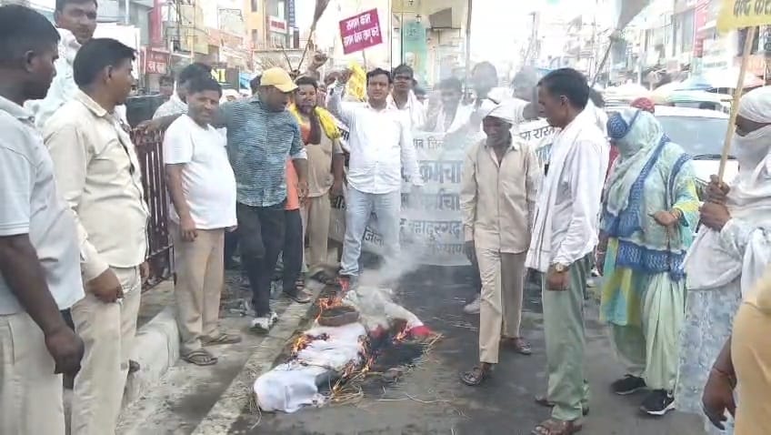 फोटो-56: सिविल अस्पताल के बाद सड़क किनारे पड़ा कूड़ा। संवाद फोटो-56: सिविल अस्पताल के बाद सड़क किनारे पड़ा कूड़ा। संवाद