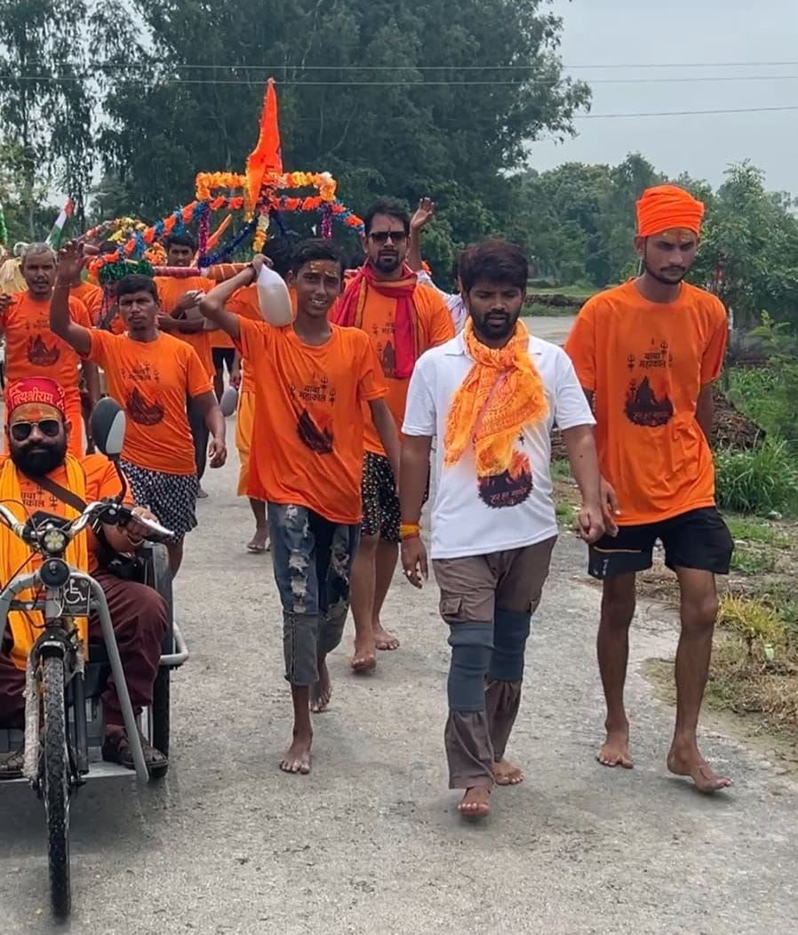फोटो-6- गोकुल बाबा मंदिर में दर्शन-पूजन करते श्रद्धालु। संवाद फोटो-6- गोकुल बाबा मंदिर में दर्शन-पूजन करते श्रद्धालु। संवाद