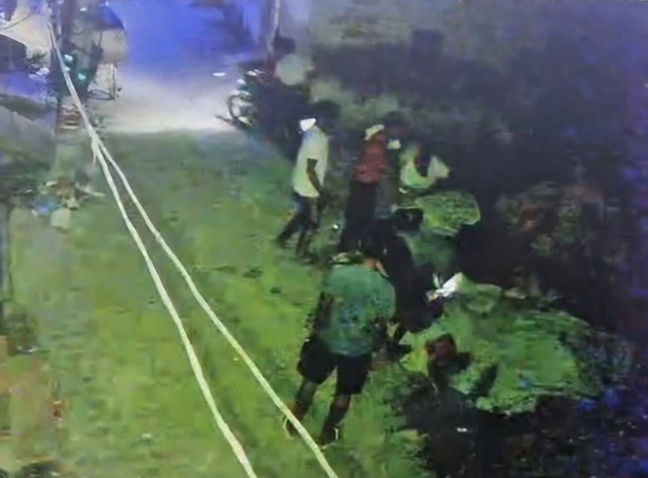 फोटो :: सोनीपत के गांव बड़वासनी में युवक (सफेद टीशर्ट पहने ) के पास आता दिख रहा संदिग्ध हमलावर।