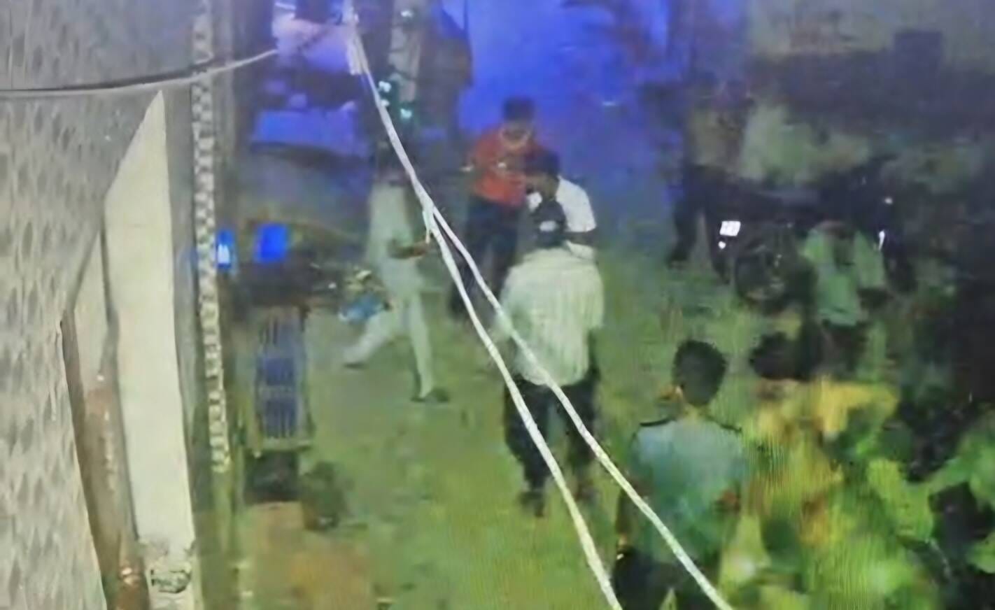 फोटो :: सोनीपत के गांव बड़वासनी में युवक (सफेद टीशर्ट पहने ) के पास आता दिख रहा संदिग्ध हमलावर।