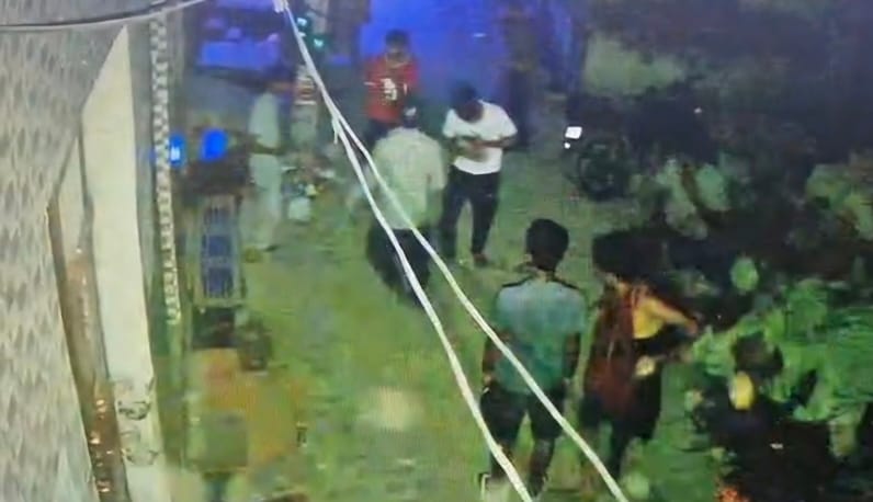 फोटो :: सोनीपत के गांव बड़वासनी में युवक (सफेद टीशर्ट पहने ) के पास आता दिख रहा संदिग्ध हमलावर।