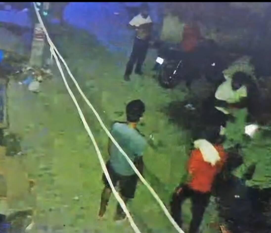 फोटो :: सोनीपत के गांव बड़वासनी में युवक (सफेद टीशर्ट पहने ) के पास आता दिख रहा संदिग्ध हमलावर।