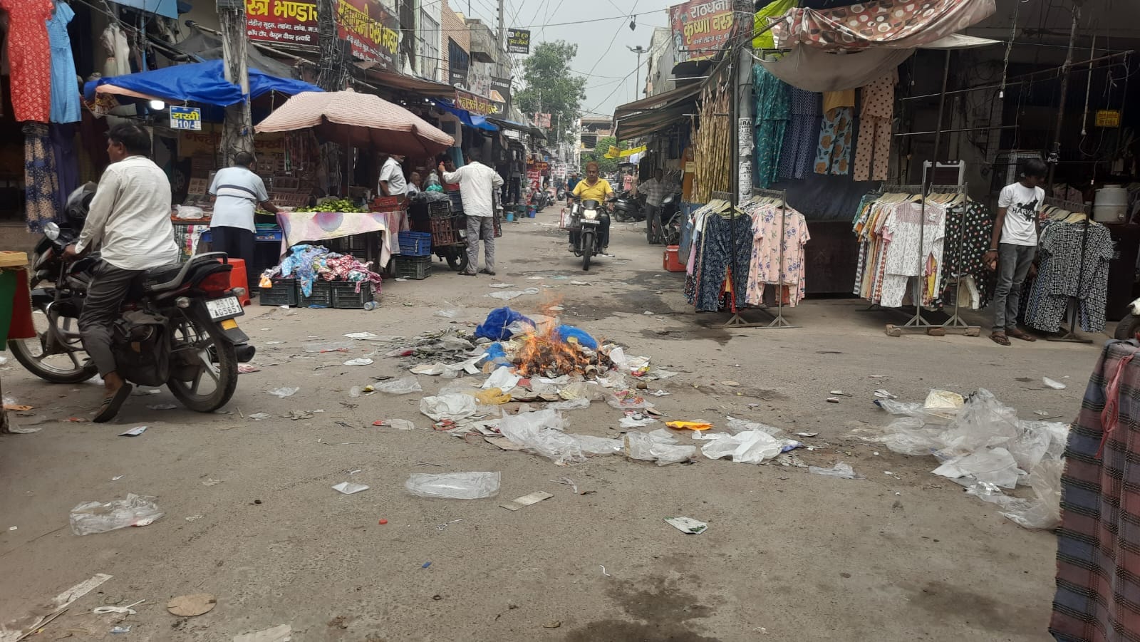 फोटो : सोनीपत में सफाई कर्मियों की हड़ताल के चलते कच्चे क्वार्टर बाजार में जलाया जा रहा कूड़ा। 