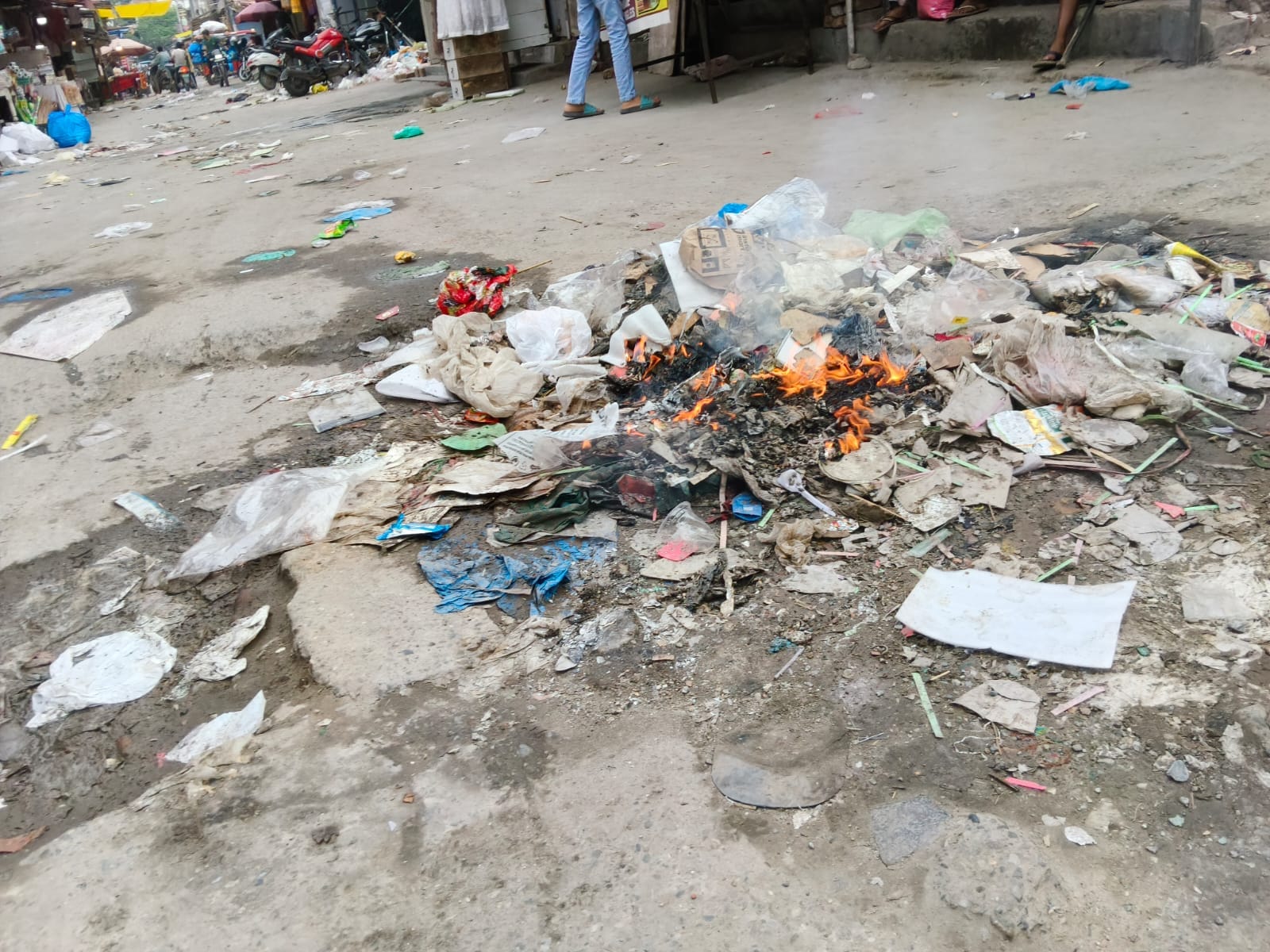 फोटो : सोनीपत में सफाई कर्मियों की हड़ताल के चलते कच्चे क्वार्टर बाजार में जलाया जा रहा कूड़ा। 