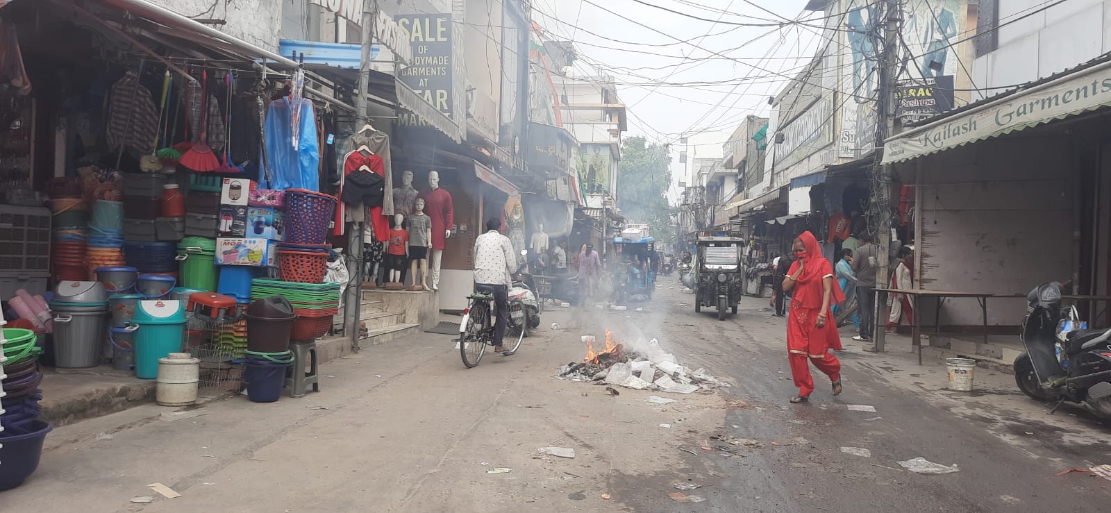 फोटो : सोनीपत में सफाई कर्मियों की हड़ताल के चलते कच्चे क्वार्टर बाजार में जलाया जा रहा कूड़ा। 