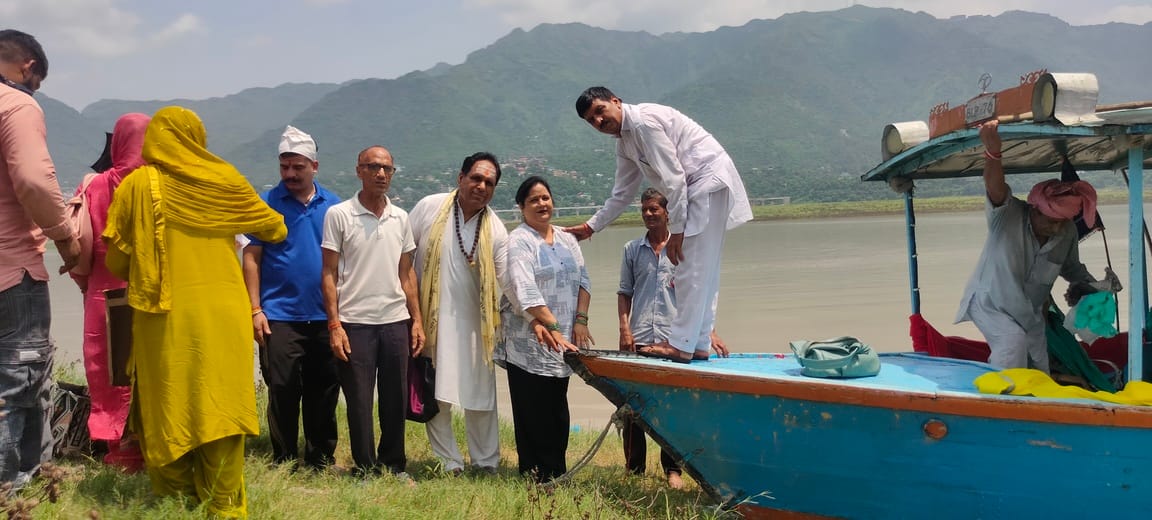 गोबिंदसागर झील किनारे बेड़ा तारने की रस्म पूरी करते लोग। संवाद