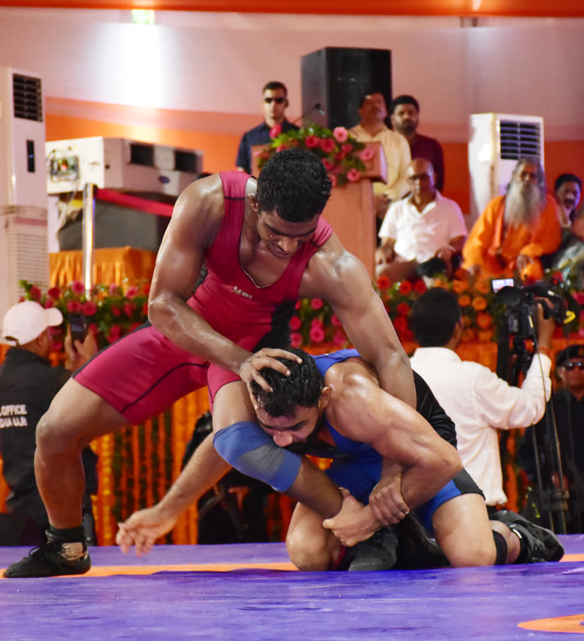 गोरखनाथ मंदिर परिसर में आयोजित प्रदेश स्तरीय सीनियर प्राइजमनी पुरुष कुश्ती प्रतियोगिता के विजेत