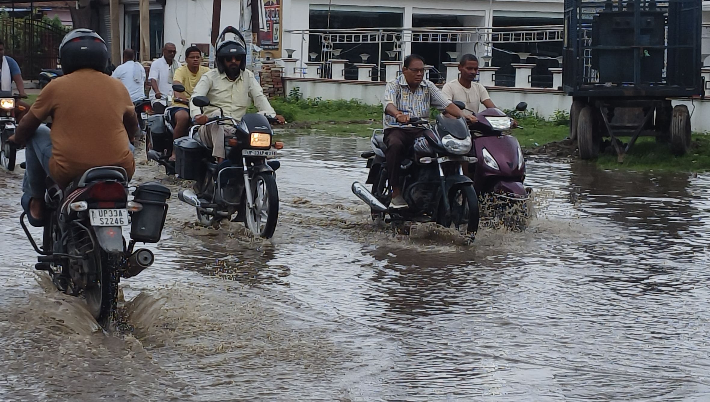 जिला अस्पताल गेट के पास परिसर में बारिश से हुआ जलभराव। जिला अस्पताल गेट के पास परिसर में बारिश से हुआ जलभराव।