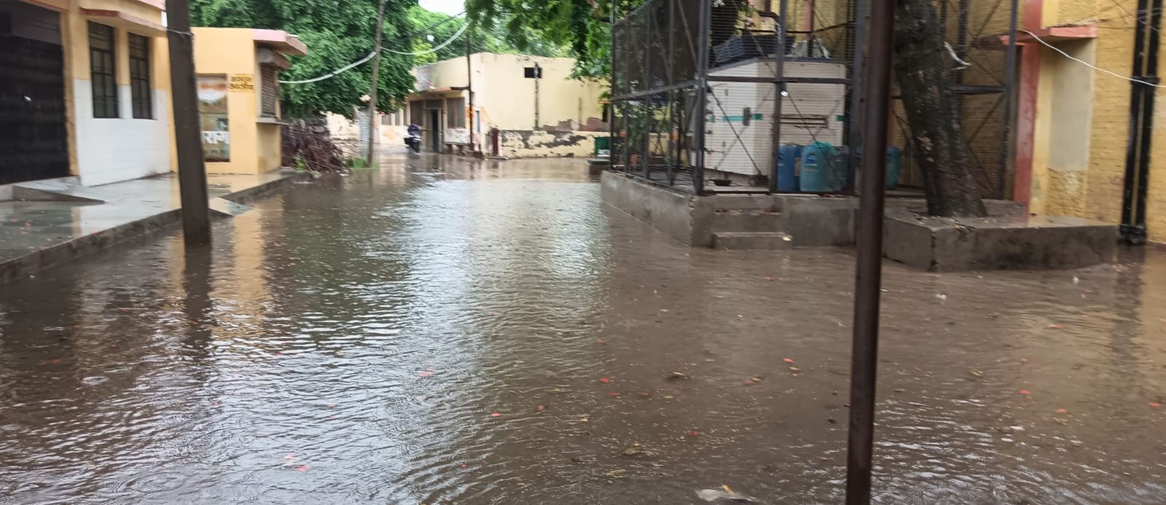 जिला अस्पताल गेट के पास परिसर में बारिश से हुआ जलभराव। जिला अस्पताल गेट के पास परिसर में बारिश से हुआ जलभराव।