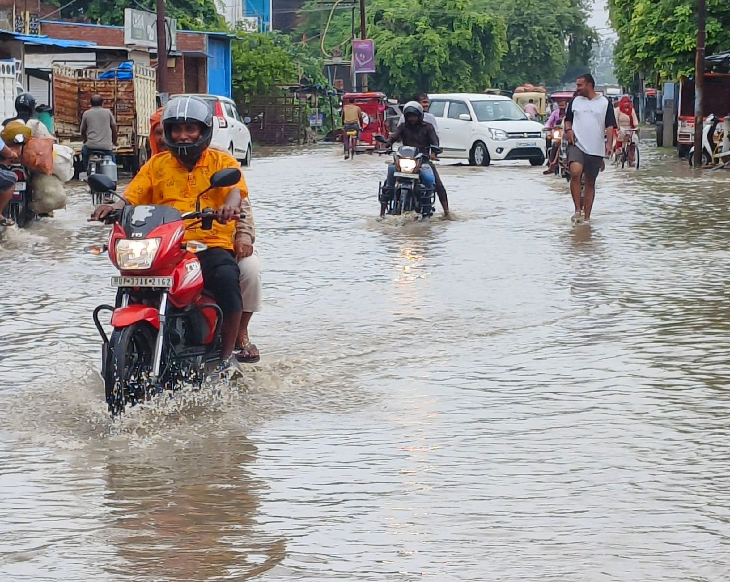 जिला अस्पताल गेट के पास परिसर में बारिश से हुआ जलभराव। जिला अस्पताल गेट के पास परिसर में बारिश से हुआ जलभराव।