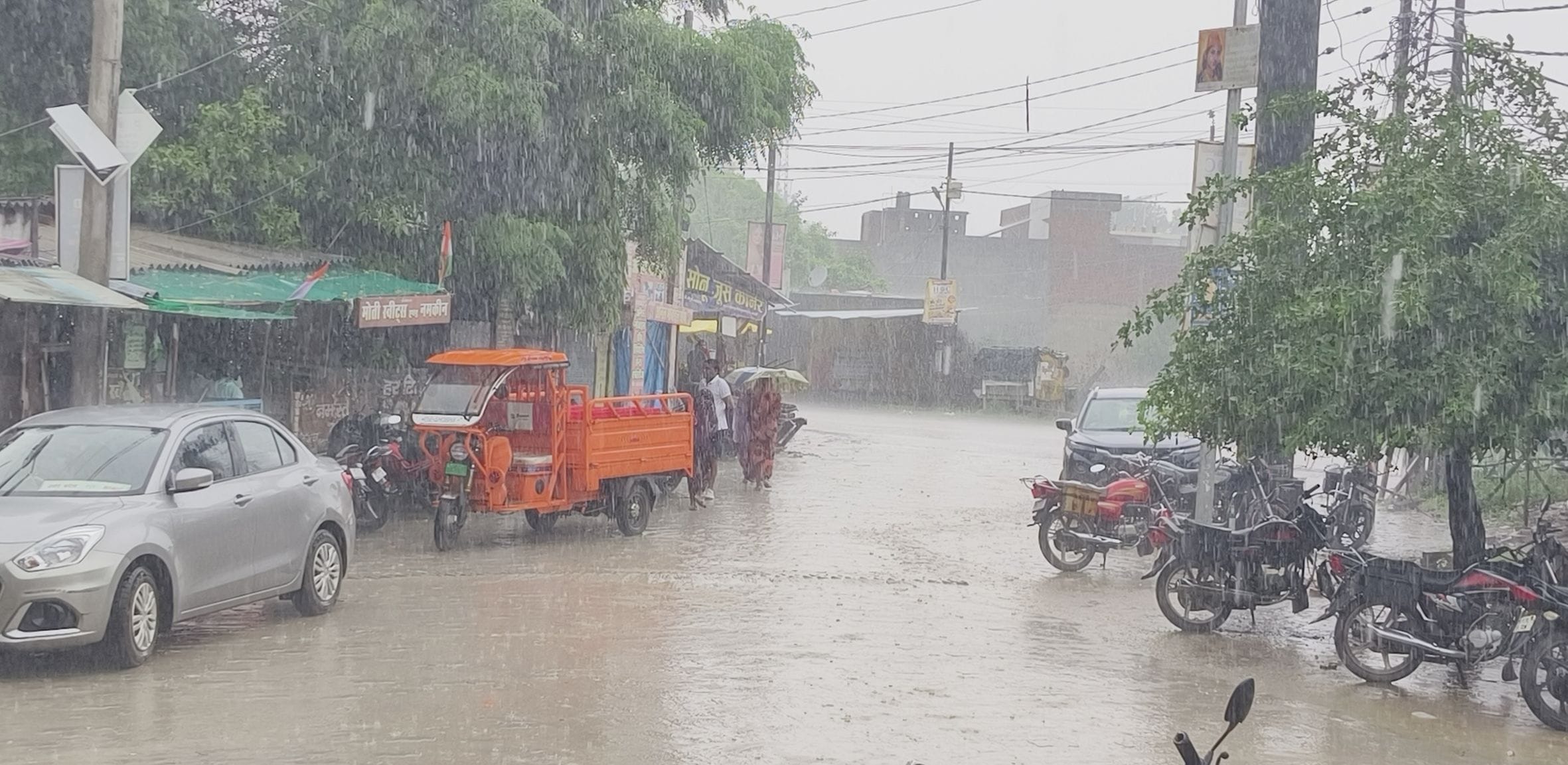 जिला अस्पताल गेट के पास परिसर में बारिश से हुआ जलभराव। जिला अस्पताल गेट के पास परिसर में बारिश से हुआ जलभराव।
