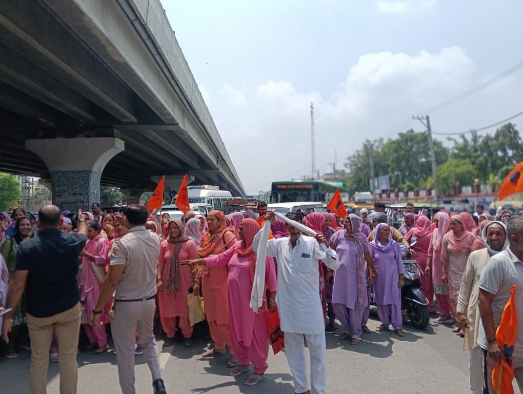 जीटी रोड प्रदर्शन के दौरान पुलिस अधिकारी से बात करते आंगनबाड़ी वर्क यूनियन की नेता। संवाद जीटी रोड प्रदर्शन के दौरान पुलिस अधिकारी से बात करते आंगनबाड़ी वर्क यूनियन की नेता। संवाद