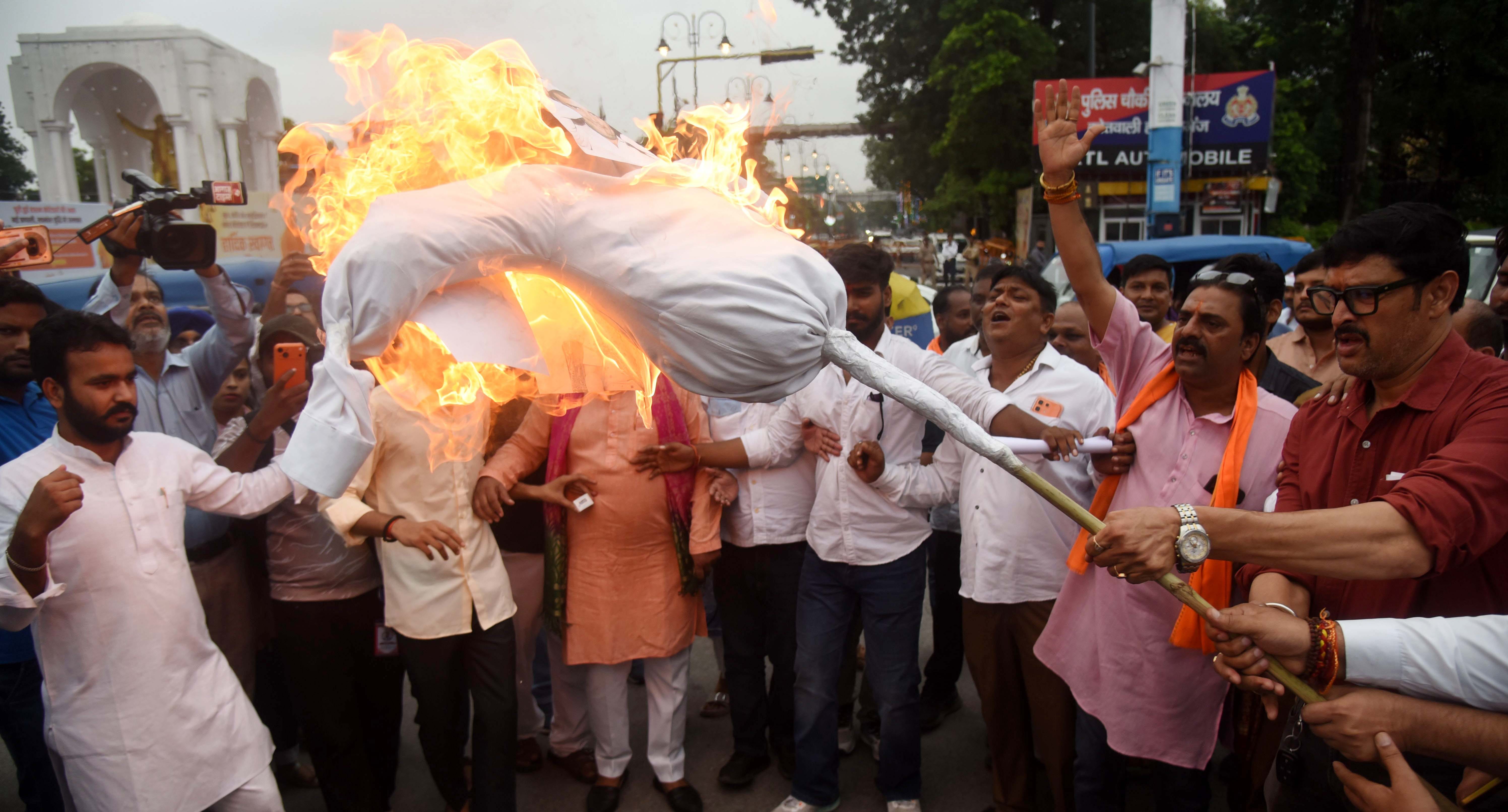 कांग्रेस नेता सोनिया गांधी, राहुल गांधी और मल्लिकार्जुन खड़गे के खिलाफ प्रदर्शन करते और पुतला ज कांग्रेस नेता सोनिया गांधी, राहुल गांधी और मल्लिकार्जुन खड़गे के खिलाफ प्रदर्शन करते और पुतला ज