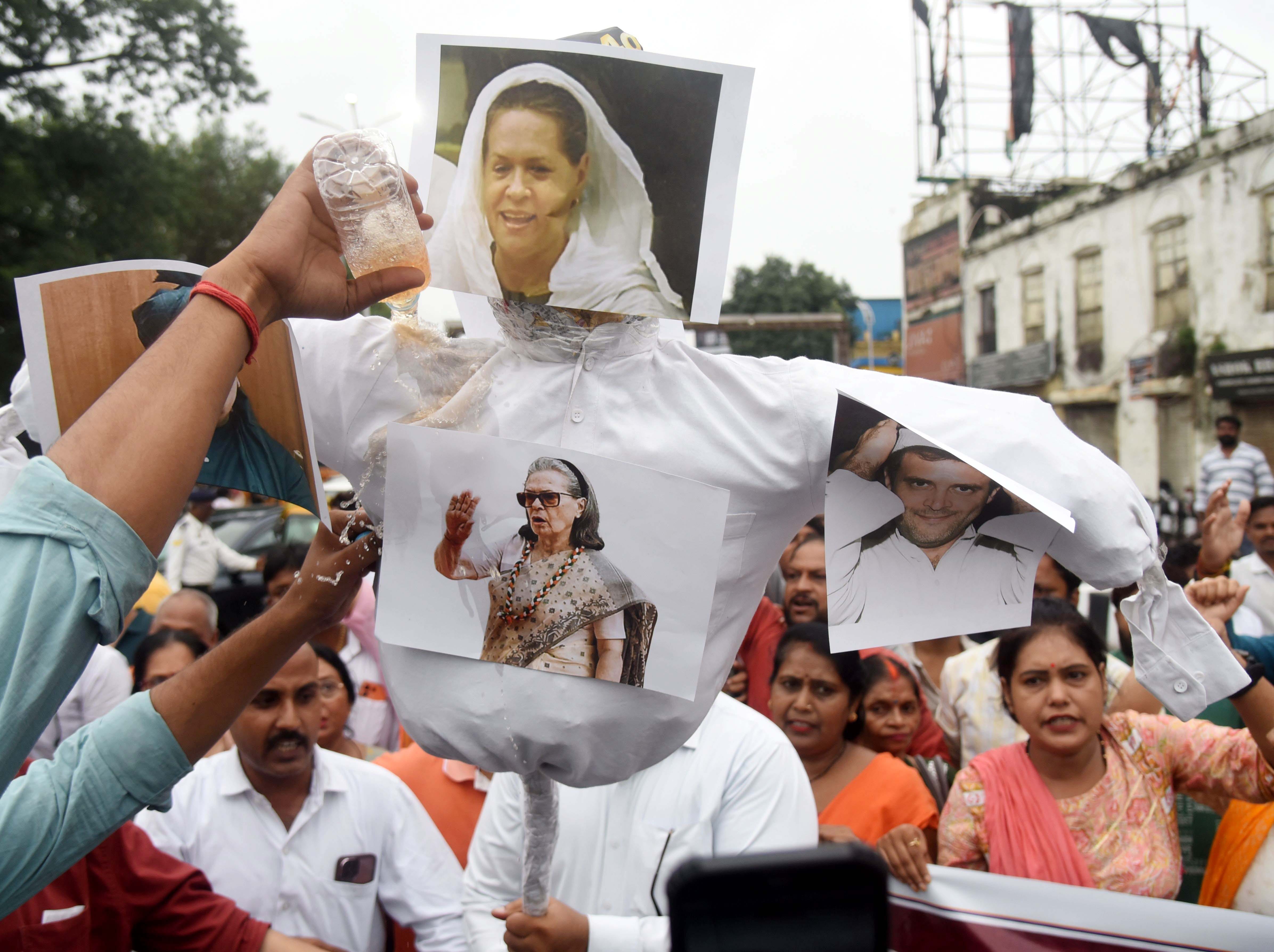 कांग्रेस नेता सोनिया गांधी, राहुल गांधी और मल्लिकार्जुन खड़गे के खिलाफ प्रदर्शन करते और पुतला ज कांग्रेस नेता सोनिया गांधी, राहुल गांधी और मल्लिकार्जुन खड़गे के खिलाफ प्रदर्शन करते और पुतला ज