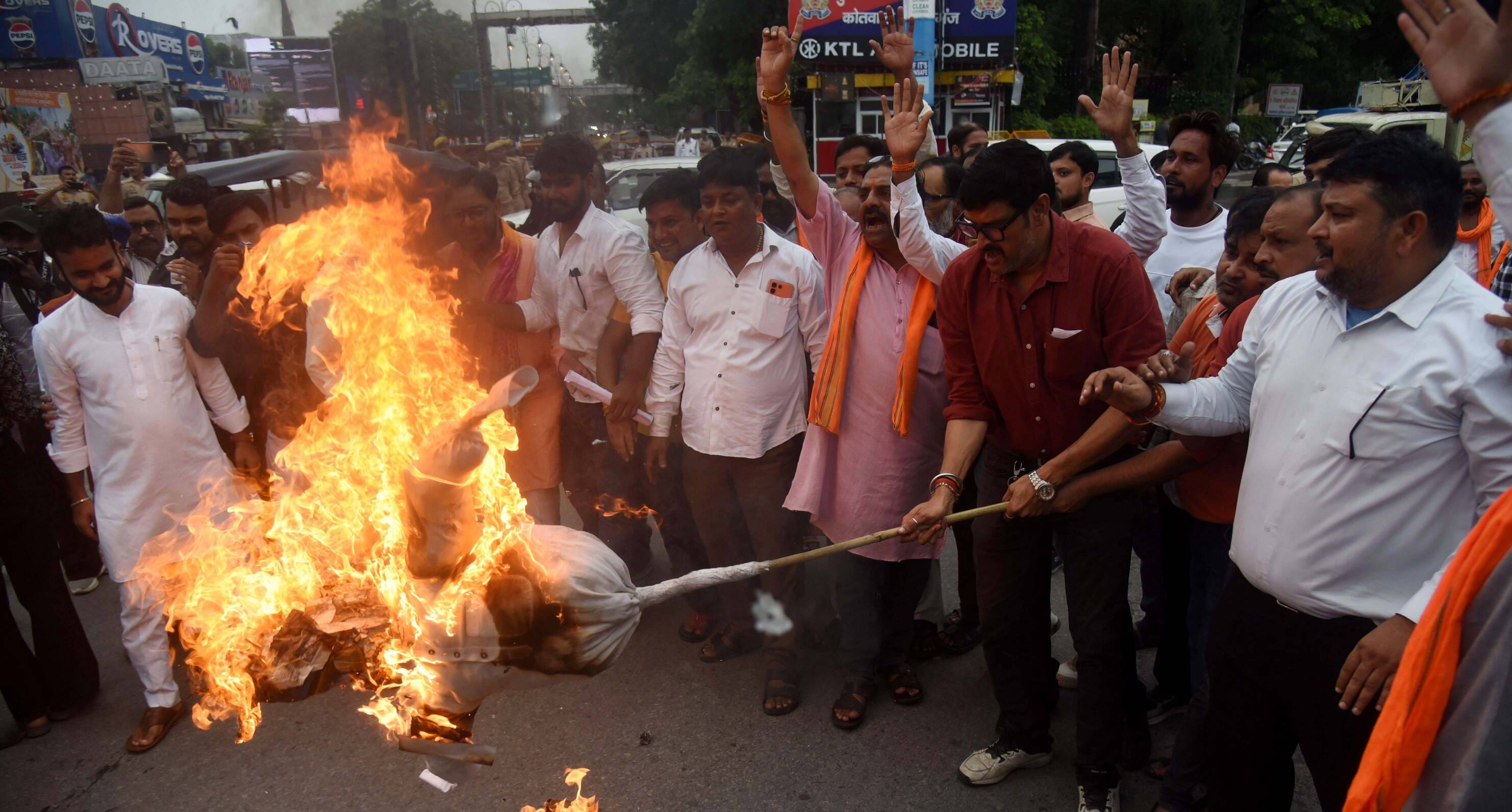 कांग्रेस नेता सोनिया गांधी, राहुल गांधी और मल्लिकार्जुन खड़गे के खिलाफ प्रदर्शन करते और पुतला ज कांग्रेस नेता सोनिया गांधी, राहुल गांधी और मल्लिकार्जुन खड़गे के खिलाफ प्रदर्शन करते और पुतला ज