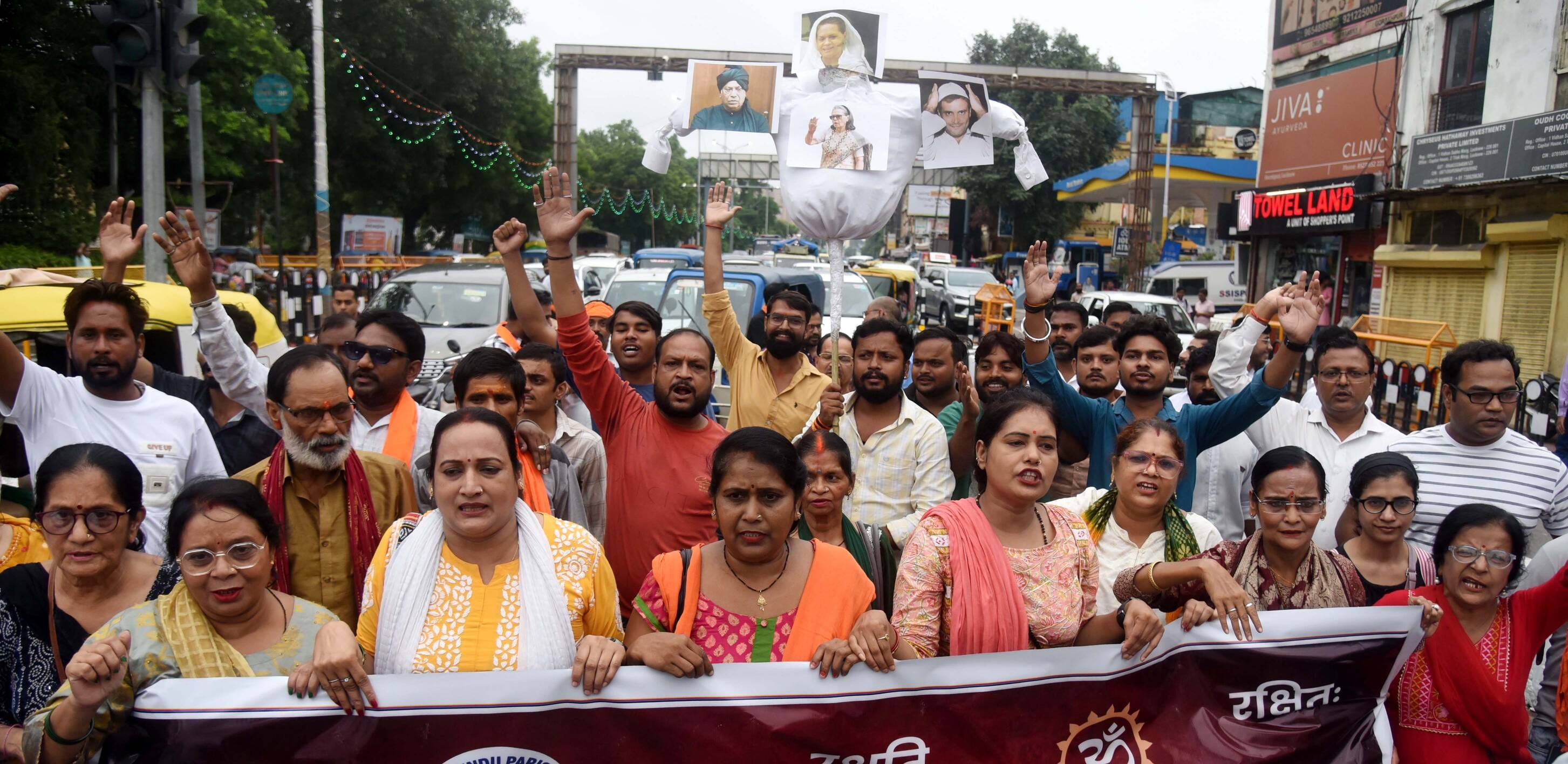 कांग्रेस नेता सोनिया गांधी, राहुल गांधी और मल्लिकार्जुन खड़गे के खिलाफ प्रदर्शन करते और पुतला ज कांग्रेस नेता सोनिया गांधी, राहुल गांधी और मल्लिकार्जुन खड़गे के खिलाफ प्रदर्शन करते और पुतला ज