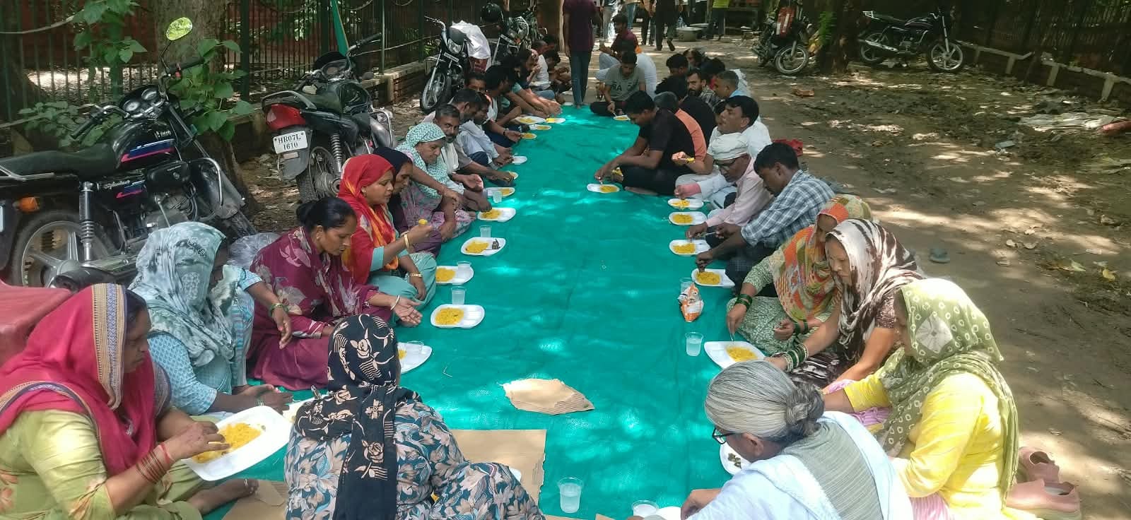 कुरुक्षेत्र। नप कार्यालय के मुख्य गेट के पास ही पड़ा कचरे का ढेर। संवाद कुरुक्षेत्र। नप कार्यालय के मुख्य गेट के पास ही पड़ा कचरे का ढेर। संवाद