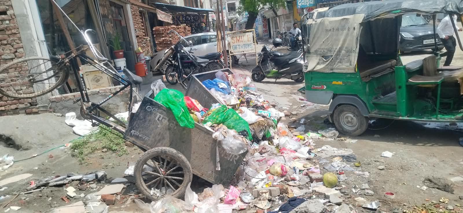 कुरुक्षेत्र। नप कार्यालय के मुख्य गेट के पास ही पड़ा कचरे का ढेर। संवाद कुरुक्षेत्र। नप कार्यालय के मुख्य गेट के पास ही पड़ा कचरे का ढेर। संवाद