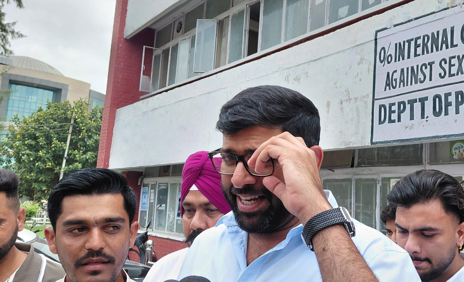 कुरुक्षेत्र। नरहरि छात्रावास में छात्रो के साथ भोजन करते हुए दिग्विजय चौटाला। इनसो
