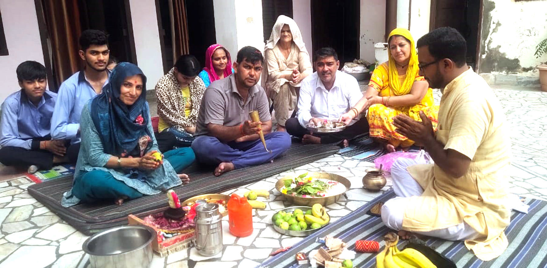 खट्वांगेश्वर मंदिर में भोले बाबा का अभिषेक करते श्रद्धालु। संवाद