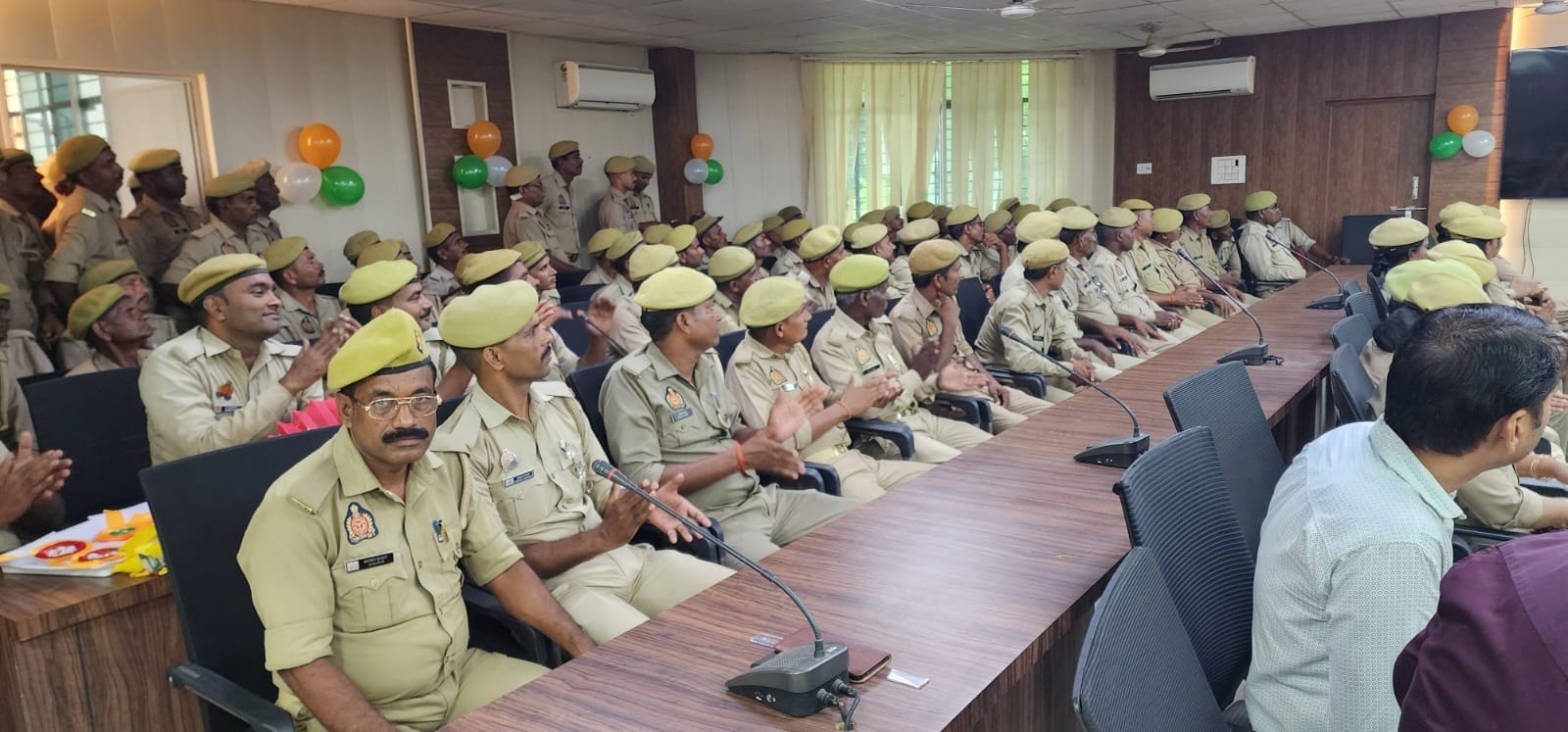 मंगलवार को विकास भवन सभागार में पीआरडी जवानों के कार्यक्रम में मौजूद जवान। मंगलवार को विकास भवन सभागार में पीआरडी जवानों के कार्यक्रम में मौजूद जवान।