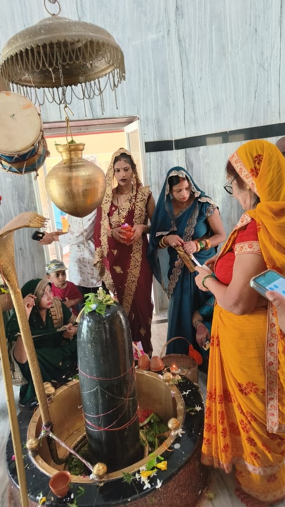 महाहर धाम के शिवलिंग पर  जलाभिषेक करते श्रद्धालु। संवाद