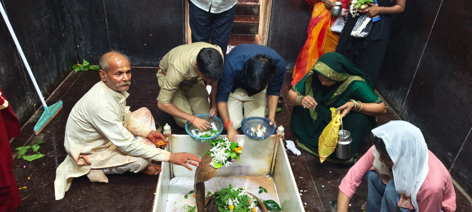 महाहर धाम के शिवलिंग पर  जलाभिषेक करते श्रद्धालु। संवाद