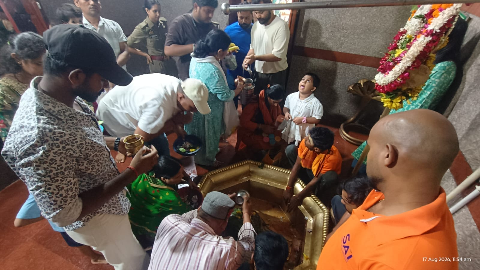 महाहर धाम के शिवलिंग पर  जलाभिषेक करते श्रद्धालु। संवाद