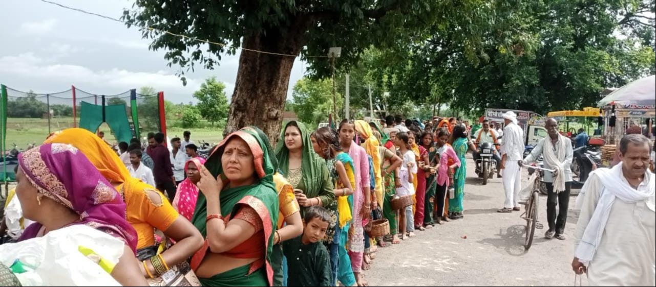 महाहर धाम के शिवलिंग पर  जलाभिषेक करते श्रद्धालु। संवाद