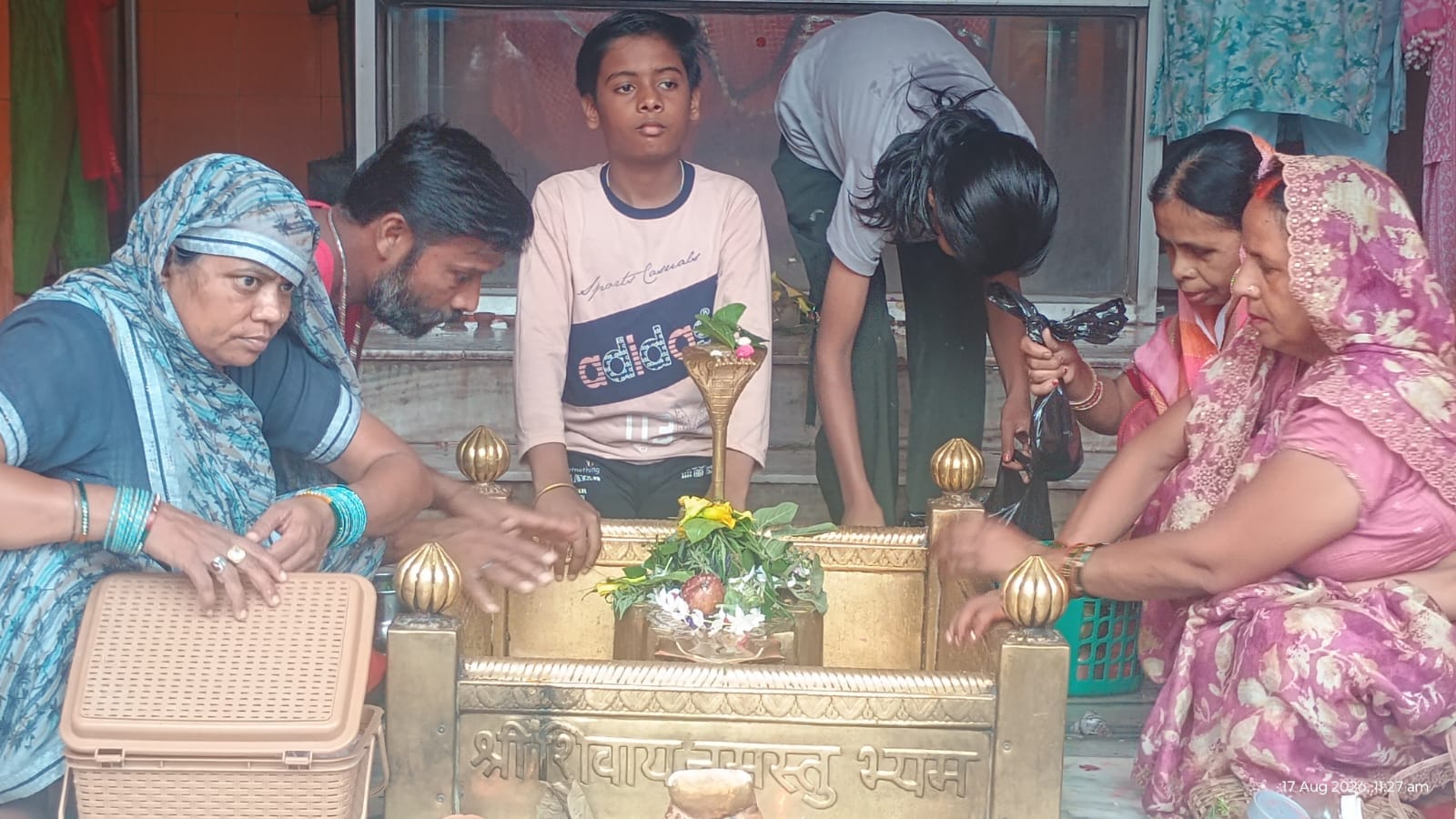 महाहर धाम के शिवलिंग पर  जलाभिषेक करते श्रद्धालु। संवाद