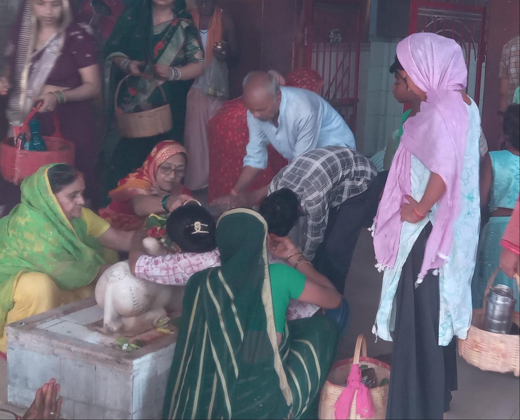 महाहर धाम के शिवलिंग पर  जलाभिषेक करते श्रद्धालु। संवाद