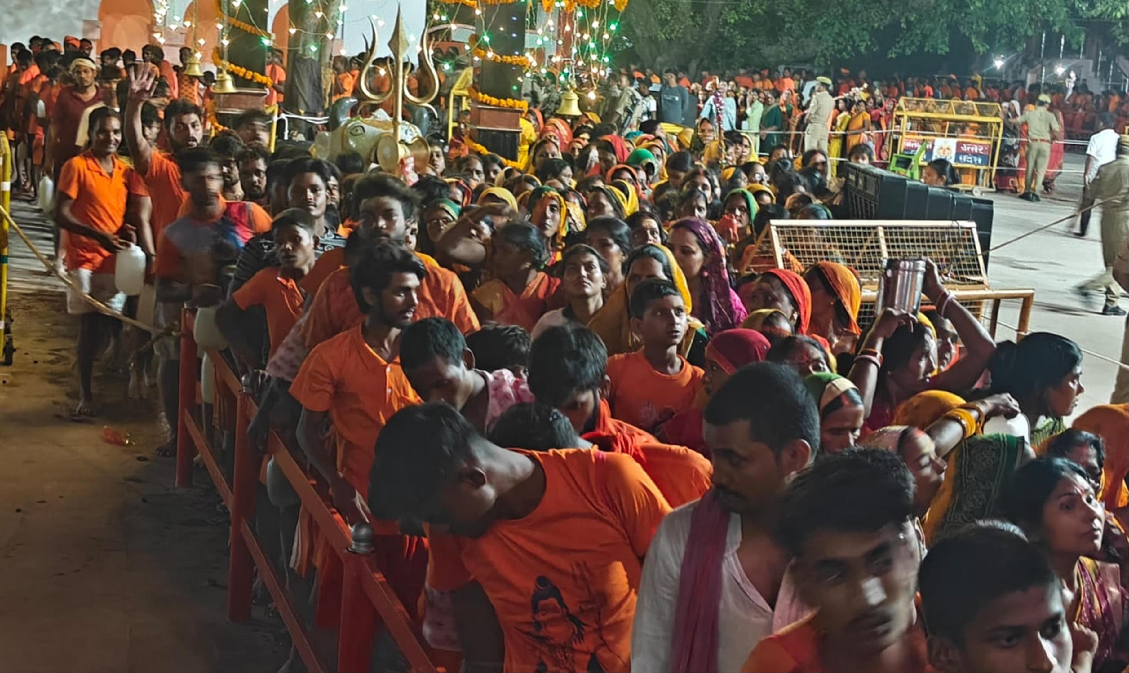 महाहर धाम के शिवलिंग पर  जलाभिषेक करते श्रद्धालु। संवाद