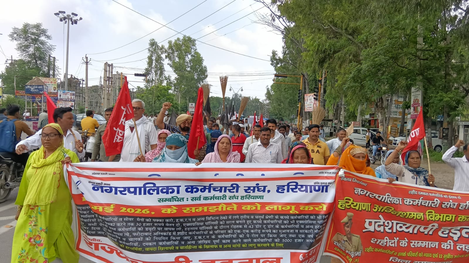 महापौर आवास पर ज्ञापन सौंपते सफाई व दमकल कर्मचारी। संवाद महापौर आवास पर ज्ञापन सौंपते सफाई व दमकल कर्मचारी। संवाद