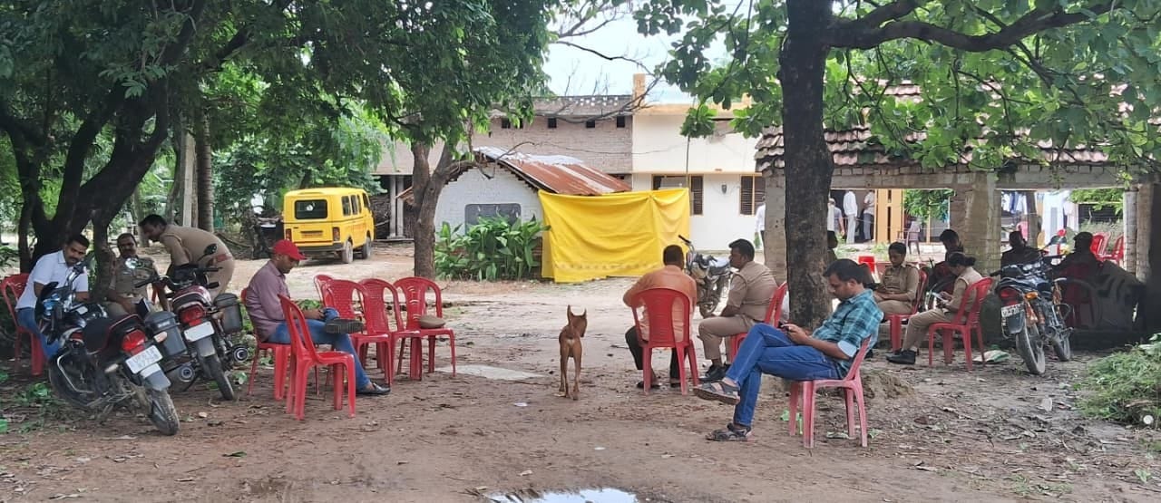 मालीपुर के रूढ़ा धमरूआ में आईपीएस आशुतोष मिश्रा के घर के बाहर तैनात पुलिस व एसओजी टीम। मालीपुर के रूढ़ा धमरूआ में आईपीएस आशुतोष मिश्रा के घर के बाहर तैनात पुलिस व एसओजी टीम।