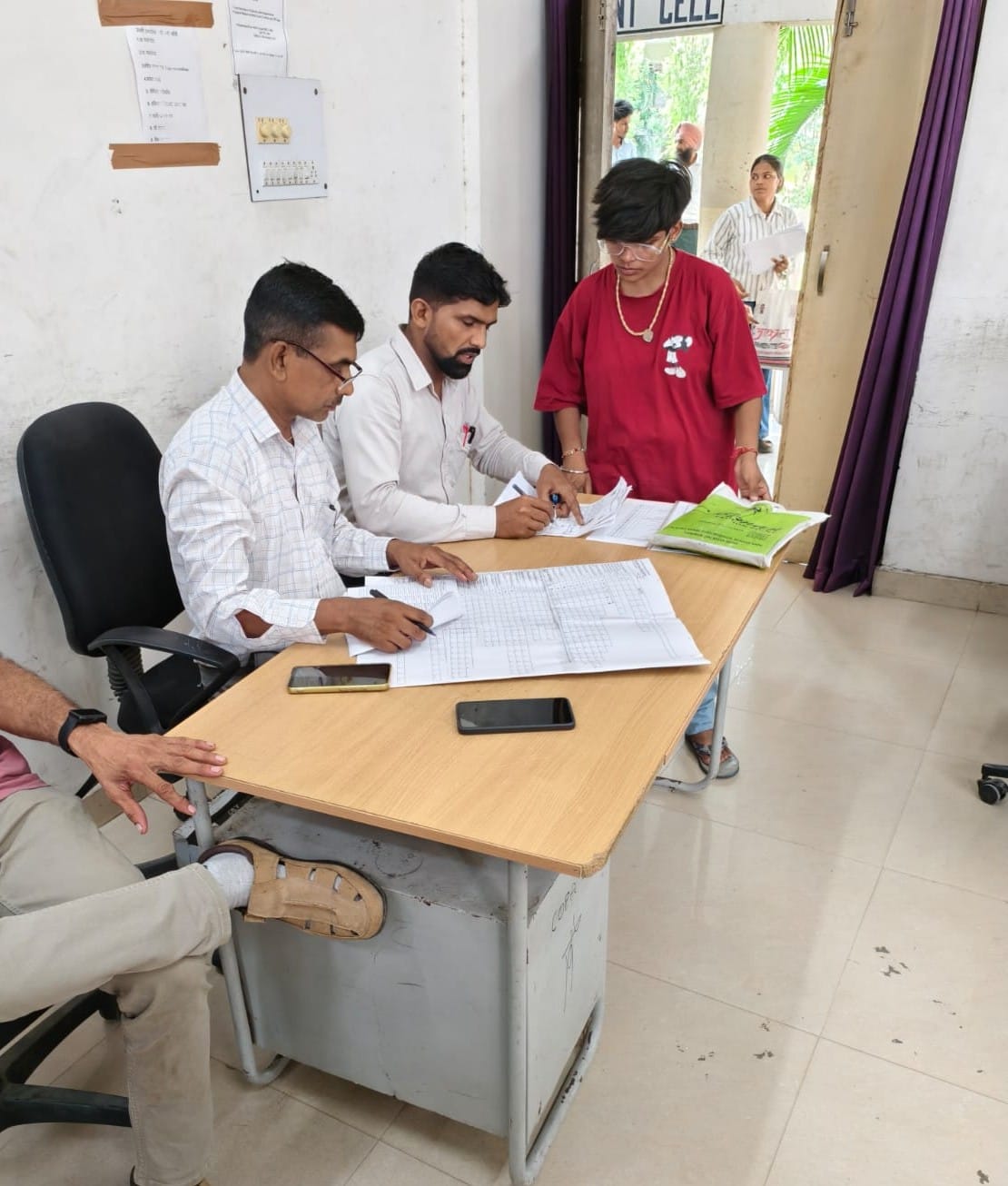 नोडल आईटीआई में दाखिला लेने उमड़ी विद्यार्थियों की भीड़। संवाद