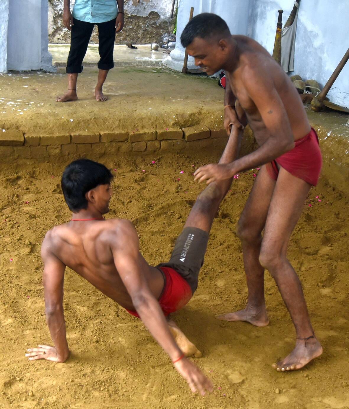नाग पंचमी पर फिर दिखे कुश्ती के पारंपरिक रंग नाग पंचमी पर फिर दिखे कुश्ती के पारंपरिक रंग